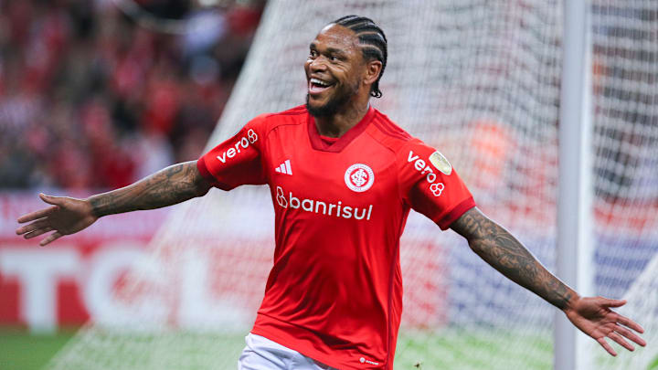 Luiz Adriano teve grande jogo no Beira-Rio