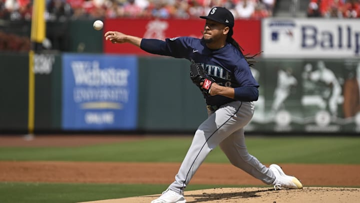 Sep 8, 2024; St. Louis, Missouri, USA; Seattle Mariners starting pitcher Luis Castillo (58) throws against the St. Louis Cardinals during the first inning at Busch Stadium. Sep 8, 2024; St. Louis, Missouri, USA; Seattle Mariners starting pitcher Luis Castillo (58) throws against the St. Louis Cardinals during the first inning at Busch Stadium.
