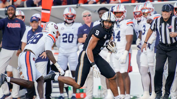 Vanderbilt tight end Eli Stowers (9) runs from Auburn defensive back Kensley Louidor-Faustin (28) during the first quarter at FirstBank Stadium in Nashville, Tenn., Saturday, Nov. 8, 2025.
