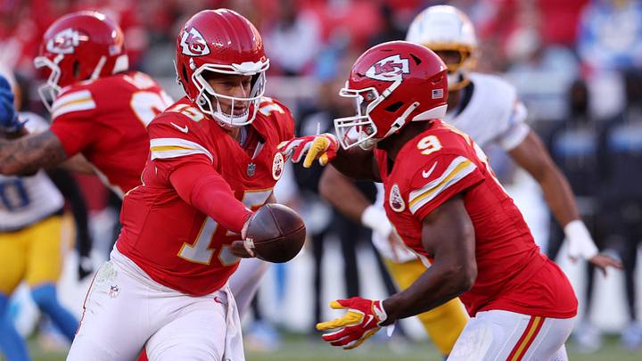 Oct 18, 2026; Kansas City, Missouri, USA; Kansas City Chiefs quarterback Patrick Mahomes (15) hands the ball off to Kansas City Chiefs running back Kenneth Walker III (9) during the third quarter against the Los Angeles Chargers at GEHA Field at Arrowhead Stadium. Mandatory Credit: William Purnell-Imagn Images Oct 18, 2026; Kansas City, Missouri, USA; Kansas City Chiefs quarterback Patrick Mahomes (15) hands the ball off to Kansas City Chiefs running back Kenneth Walker III (9) during the third quarter against the Los Angeles Chargers at GEHA Field at Arrowhead Stadium. Mandatory Credit: William Purnell-Imagn Images