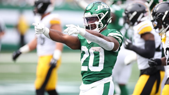 Sep 7, 2025; East Rutherford, New Jersey, USA; New York Jets running back Breece Hall (20) reacts to a play during the second half against the Pittsburgh Steelers at MetLife Stadium. Mandatory Credit: Wendell Cruz-Imagn Images Sep 7, 2025; East Rutherford, New Jersey, USA; New York Jets running back Breece Hall (20) reacts to a play during the second half against the Pittsburgh Steelers at MetLife Stadium. Mandatory Credit: Wendell Cruz-Imagn Images