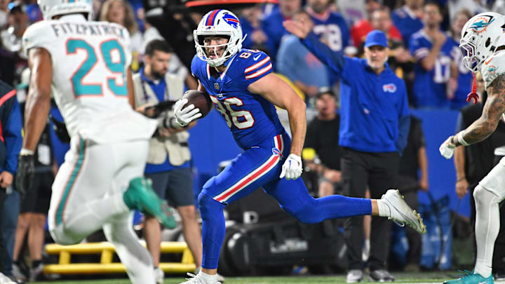 Sep 18, 2025; Orchard Park, New York, USA; Buffalo Bills tight end Dalton Kincaid (86) runs against Miami Dolphins free safety Minkah Fitzpatrick (29) in the second half at Highmark Stadium. Sep 18, 2025; Orchard Park, New York, USA; Buffalo Bills tight end Dalton Kincaid (86) runs against Miami Dolphins free safety Minkah Fitzpatrick (29) in the second half at Highmark Stadium.