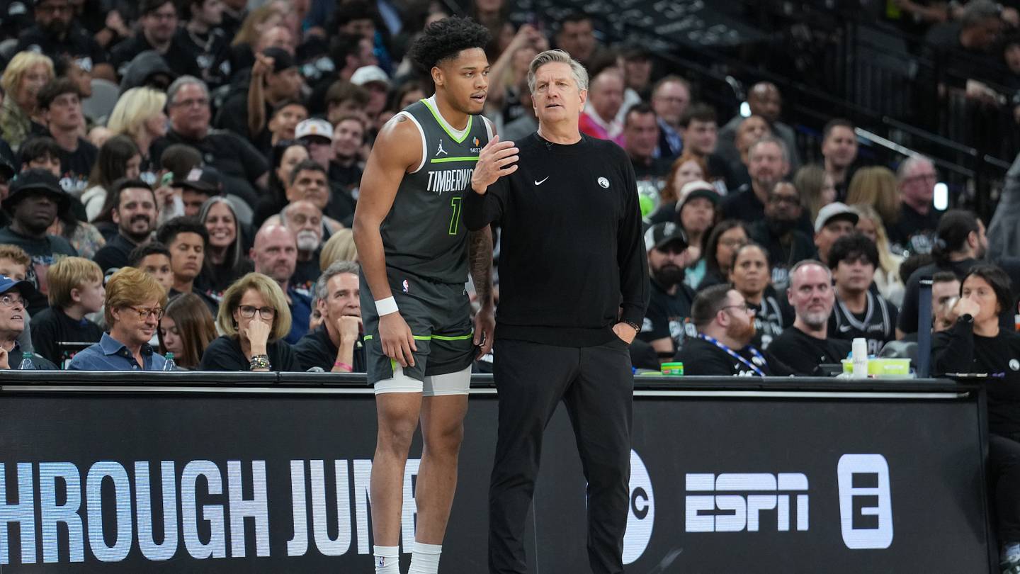 Terrence Shannon Jr. in azione durante un match, con il coach Chris Finch che lo osserva mentre gioca al centro