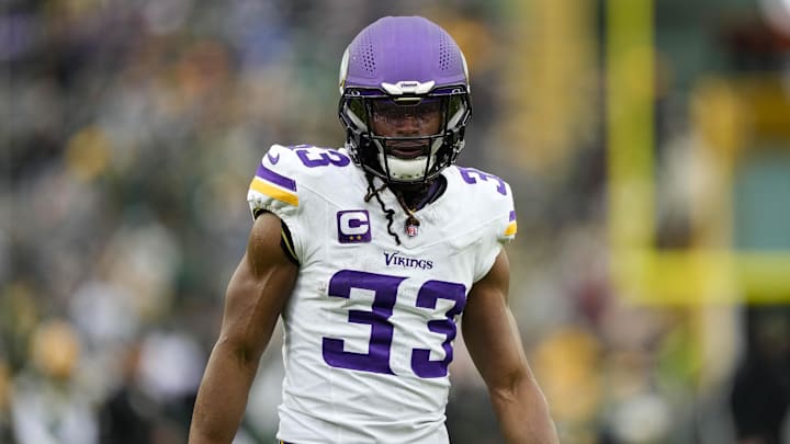 Nov 23, 2025; Green Bay, Wisconsin, USA; Minnesota Vikings running back Aaron Jones Sr. (33) during warmups prior to the game against the Green Bay Packers at Lambeau Field. Mandatory Credit: Jeff Hanisch-Imagn Images Nov 23, 2025; Green Bay, Wisconsin, USA; Minnesota Vikings running back Aaron Jones Sr. (33) during warmups prior to the game against the Green Bay Packers at Lambeau Field. Mandatory Credit: Jeff Hanisch-Imagn Images