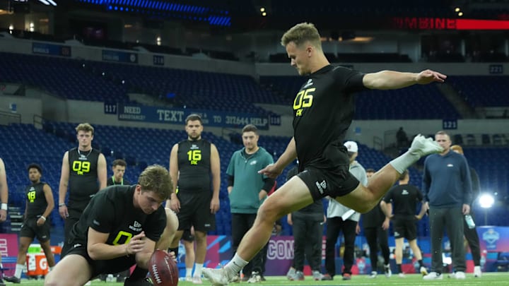 Feb 26, 2025; Indianapolis, IN, USA; Arizona place kicker Tyler Loop (PK05) attempts a field goal during workouts at the 2025 NFL Scouting Combine at Lucas Oil Stadium. Mandatory Credit: Kirby Lee-Imagn Images Feb 26, 2025; Indianapolis, IN, USA; Arizona place kicker Tyler Loop (PK05) attempts a field goal during workouts at the 2025 NFL Scouting Combine at Lucas Oil Stadium. Mandatory Credit: Kirby Lee-Imagn Images