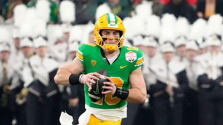 Oregon Ducks quarterback Bo Nix (10) carries the ball against the Liberty Flames in the first half Oregon Ducks quarterback Bo Nix (10) carries the ball against the Liberty Flames in the first half