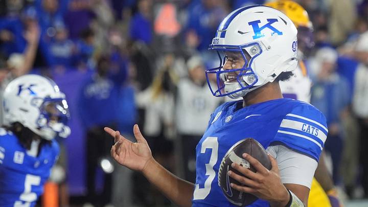 Kentucky’s Kenny Minchey runs in the 2 point conversion to win the game against LSU at Kroger Field on Oct. 10, 2026.