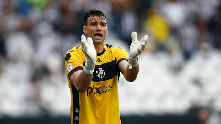 Léo Jardim é sinônimo de segurança no gol vascaíno