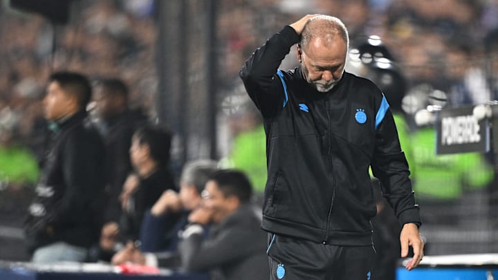 Mano Menezes se perdeu na formação do time em Lima