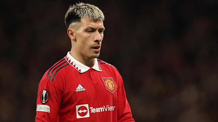 Lisandro Martinez ne reverra pas les terrains.