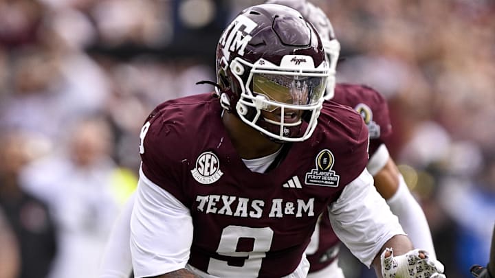 Texas A&M Aggies defensive end Cashius Howell (9).
