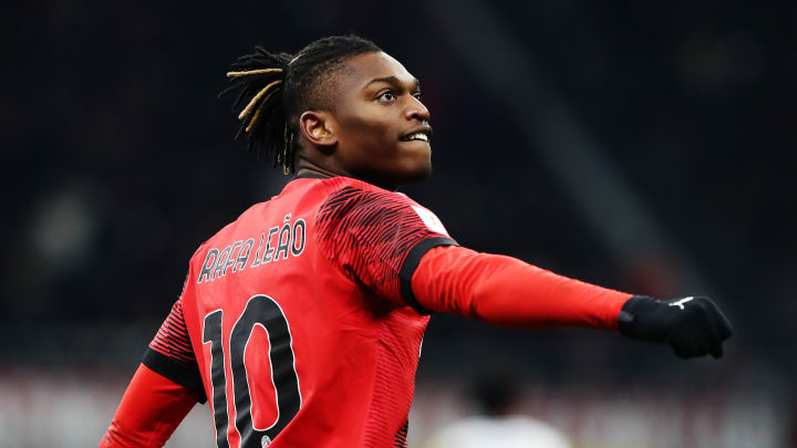 Le Milan AC ferme la porte à un transfert de Rafael Leao au Barça malgré l'intérêt croissant Le Milan AC ferme la porte à un transfert de Rafael Leao au Barça malgré l'intérêt croissant