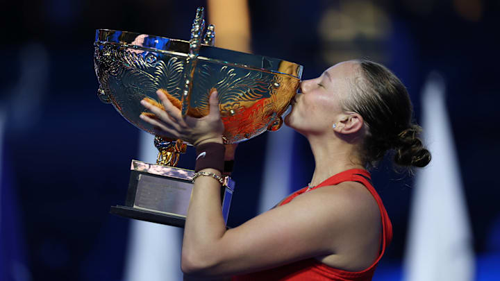 Amanda Anisimova defeated Linda Noskova to win the China Open.