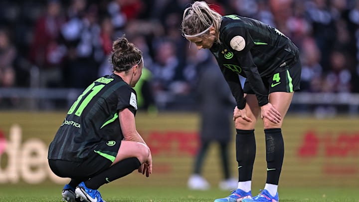 Marina Hegering (links) und Kathrin Hendrich (rechts) stehen vor einem Abschied beim VfL Wolfsburg