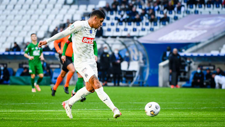 Clube está por confirmar o atacante Luis Henrique