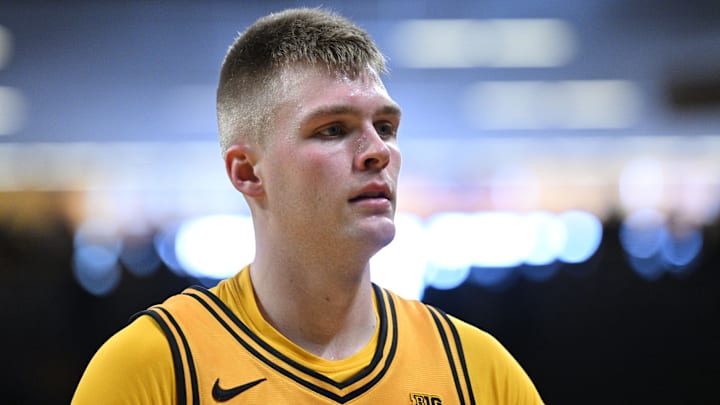 Iowa Hawkeyes guard Bennett Stirtz (14)