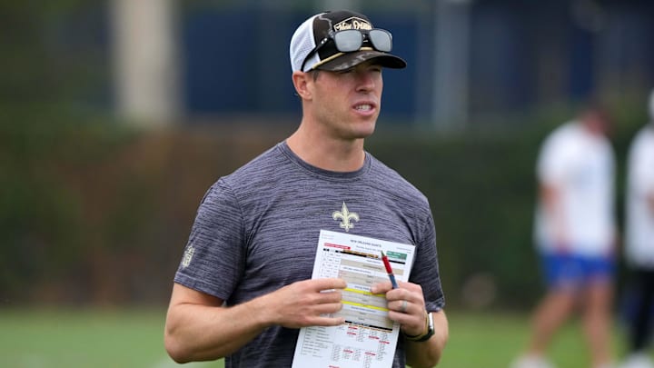 Aug 14, 2025; Carson, CA, USA; New Orleans Saints quarterbacks coach Scott Tolzien during a joint practice against the Los Angeles Rams at the Dignity Health Sports Park. Mandatory Credit: Kirby Lee-Imagn Images Aug 14, 2025; Carson, CA, USA; New Orleans Saints quarterbacks coach Scott Tolzien during a joint practice against the Los Angeles Rams at the Dignity Health Sports Park. Mandatory Credit: Kirby Lee-Imagn Images