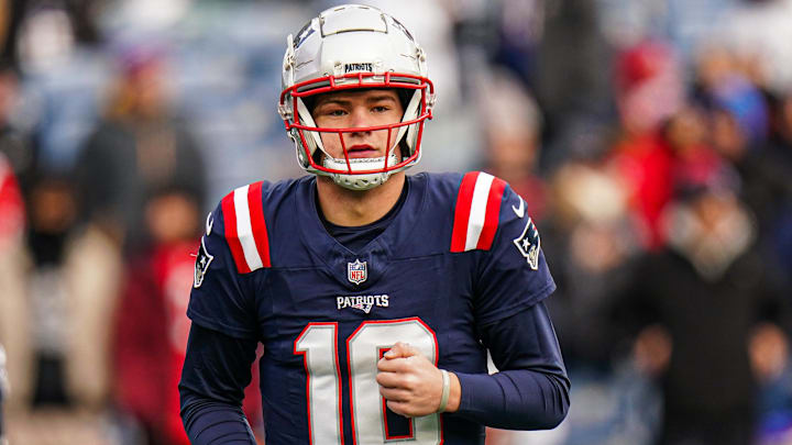 New England Patriots quarterback Drake Maye (10) warms up before the start of the game against the Buffalo Bills at Gillette Stadium.