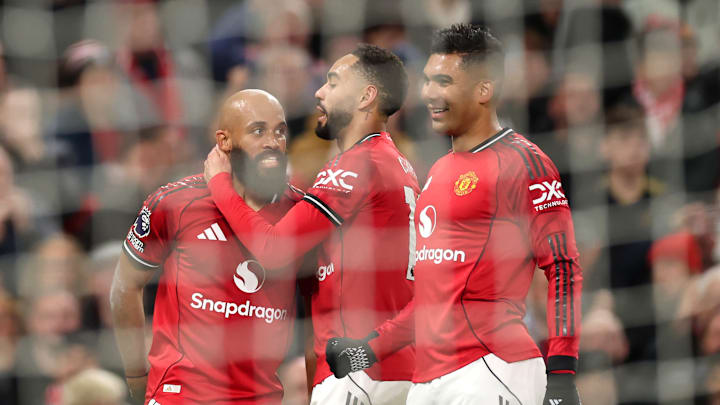 Matheus Cunha (c) é titular do ataque do United