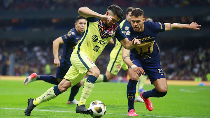 Henry Martín (América) compite contra el argentino Nicolás Freire (Pumas) en el Clásico Capitalino.