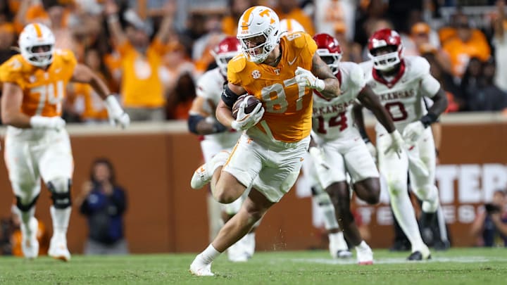 Oct 11, 2025; Knoxville, Tennessee, USA; Tennessee Volunteers tight end Miles Kitselman (87) runs the ball against the Arkansas Razorbacks during the second half at Neyland Stadium. Mandatory Credit: Randy Sartin-Imagn Images