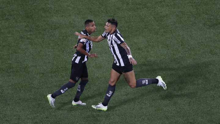 Tiquinho Soares volta, e Victor Sá deve seguir no time