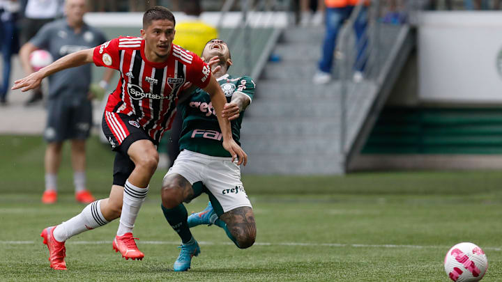 Titular absoluto, meio-campista vive luto familiar