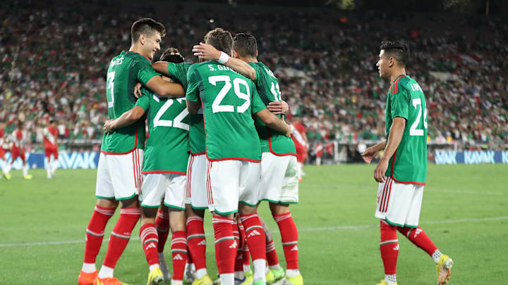 Jugadores de México celebran un gol.