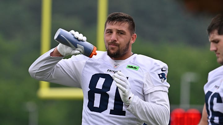 Jun 9, 2025; Foxborough, MA, USA; New England Patriots tight end Austin Hooper (81) takes a drink during minicamp at Gillette Stadium. Mandatory Credit: Eric Canha-Imagn Images Jun 9, 2025; Foxborough, MA, USA; New England Patriots tight end Austin Hooper (81) takes a drink during minicamp at Gillette Stadium. Mandatory Credit: Eric Canha-Imagn Images