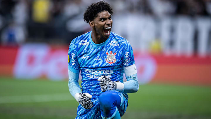 Hugo Souza chegou e virou titular absoluto do Corinthians