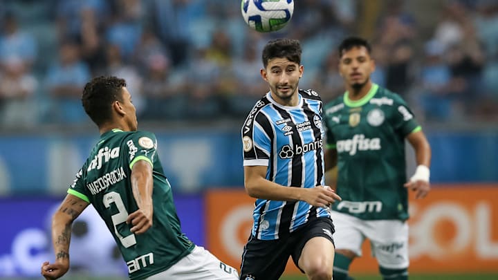 Mano Menezes pode ganhar um reforço para a lateral direita