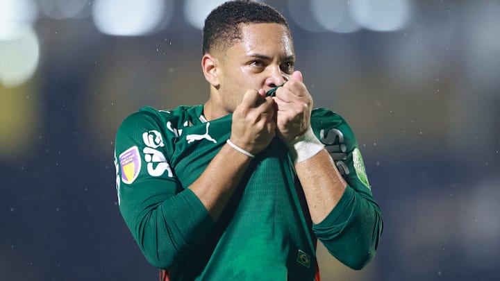 Vitor Roque deve integrar a lista de relacionados do Palmeiras para o duelo contra o Grêmio