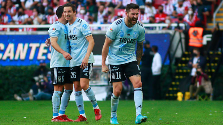 André-Pierre Gignac celebra un gol con los Tigres UANL.