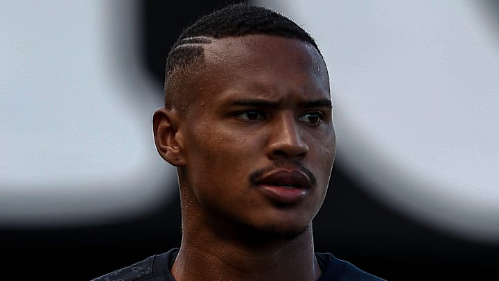 Goleiro John está prestes a deixar o Santos