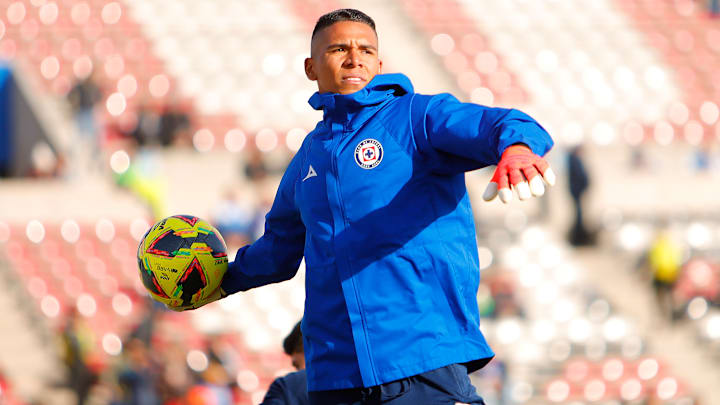 El arquero colombiano Kevin Mier durante el calentamiento previo al duelo contra Juárez