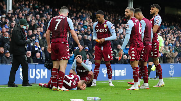 Lucas Digne a été pris pour cible lors de ses retrouvailles avec Everton. Lucas Digne a été pris pour cible lors de ses retrouvailles avec Everton.