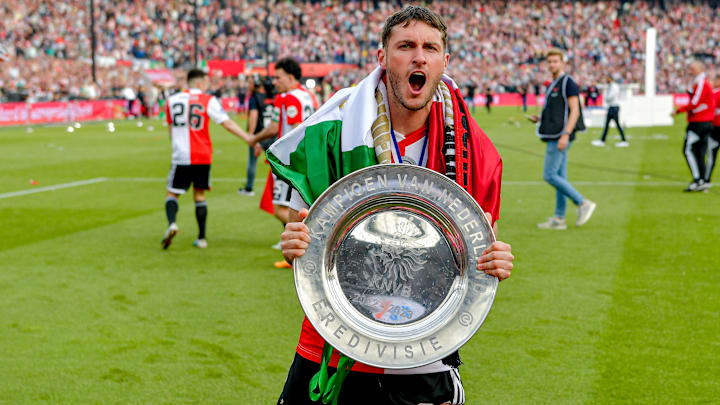 Santiago Giménez logró ser campeón de la Eredivisie tras su primera temporada con el Feyenoord Rotterdam.