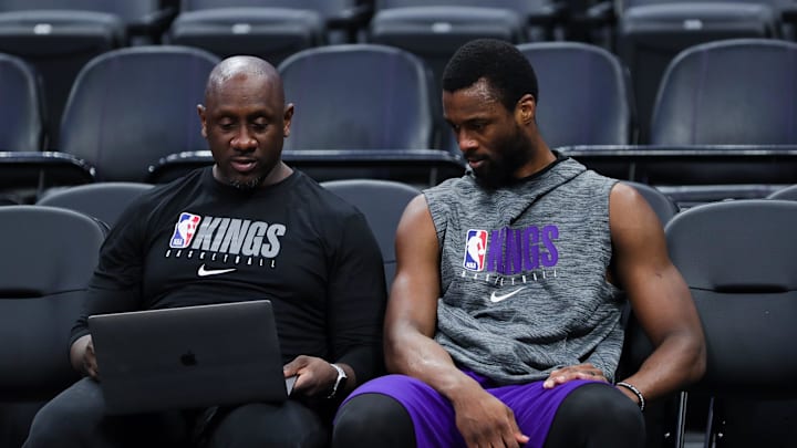 Jan 29, 2020; Sacramento, California, USA; Sacramento Kings forward Harrison Barnes (40) sits with assistant coach Bobby Jackson before the game against the Oklahoma City Thunder at Golden 1 Center. Mandatory Credit: Sergio Estrada-Imagn Images Jan 29, 2020; Sacramento, California, USA; Sacramento Kings forward Harrison Barnes (40) sits with assistant coach Bobby Jackson before the game against the Oklahoma City Thunder at Golden 1 Center. Mandatory Credit: Sergio Estrada-Imagn Images