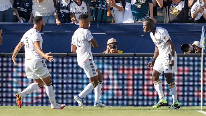 Jugadores de Los Angeles Galaxy celebran un gol.
