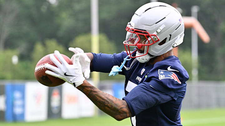 Jun 9, 2025; Foxborough, MA, USA; New England Patriots cornerback Carlton Davis III (7) makes a catch during minicamp at Gillette Stadium. Mandatory Credit: Eric Canha-Imagn Images