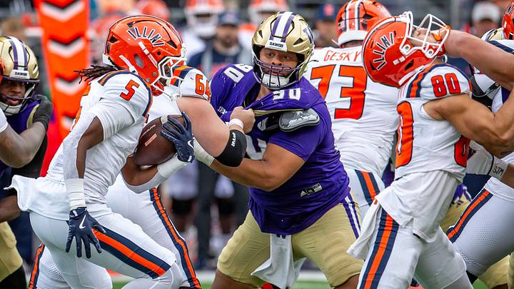 Elinneus Davis tries to fight off a blocker to get to an Illinois ball carrier in 2025. Elinneus Davis tries to fight off a blocker to get to an Illinois ball carrier in 2025.