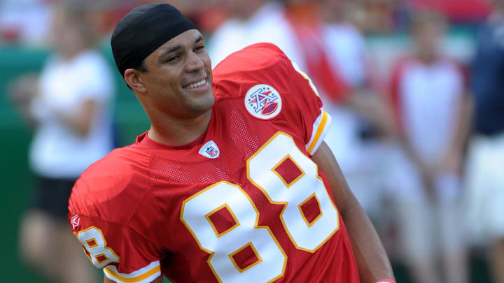 Aug 16, 2008; Kansas City, MO, USA; Kansas City Chiefs tight end Tony Gonzalez (88) warms up before the game against the Arizona Cardinals at Arrowhead Stadium, Kansas City, MO. Mandatory Credit: Denny Medley-Imagn Images