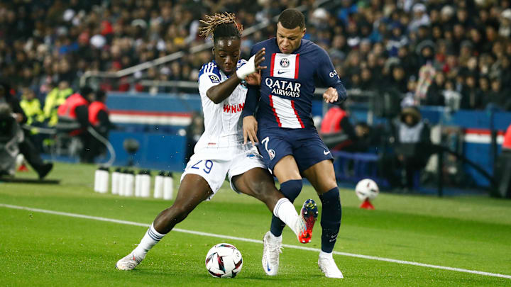 Ismaël Doukouré im Zweikampf mit Kilian Mbappé Ismaël Doukouré im Zweikampf mit Kilian Mbappé