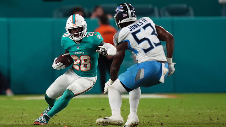 Miami Dolphins running back De'Von Achane (28) runs the ball against Tennessee Titans linebacker Ernest Jones IV (53) during the second half at Hard Rock Stadium.