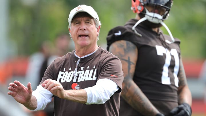 Cleveland Browns offensive line coach Bill Callahan works with the linemen during OTA workouts on Wednesday, June 8, 2022, in Berea.