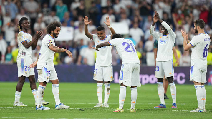 Jogadores do Real cumprimentaram o lateral-esquerdo ao fim do jogo