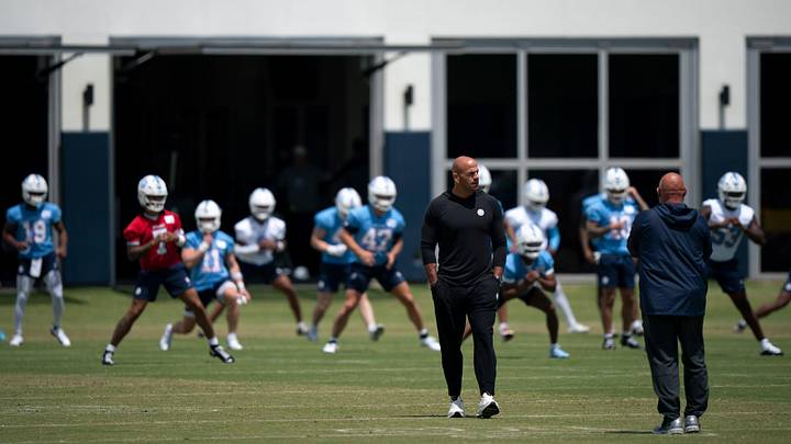 Tennessee Titans coach Robert Saleh, center, and Tennessee Titans offensive coordinator Brian Daboll meet to talk during stretching at the Titans Rookie Camp Day 2 at Vanderbilt Health Football Center in Nashville, Tenn., Saturday, May 2, 2026. Tennessee Titans coach Robert Saleh, center, and Tennessee Titans offensive coordinator Brian Daboll meet to talk during stretching at the Titans Rookie Camp Day 2 at Vanderbilt Health Football Center in Nashville, Tenn., Saturday, May 2, 2026.