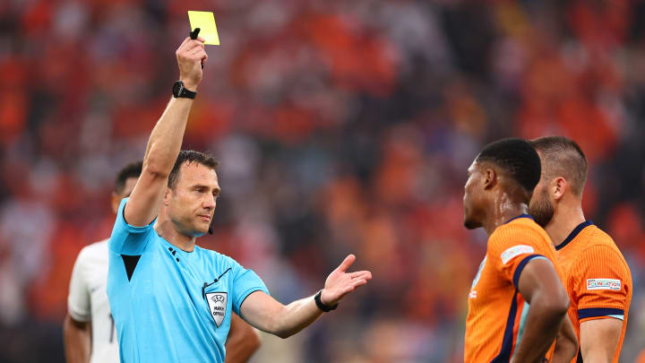 Felix Zwayer zeigt Denzel Dumfries die Gelbe Karte Felix Zwayer zeigt Denzel Dumfries die Gelbe Karte