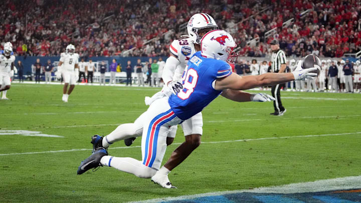 Jan 2, 2026; San Diego, CA, USA; SMU Mustangs tight end Matthew Hibner (88) attempts to catch the ball against Arizona Wildcats defensive back Devin Dunn (29) in the first half during the Holiday Bowl at Snapdragon Stadium. Mandatory Credit: Kirby Lee-Imagn Images