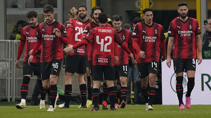 L'esultanza di gruppo del Milan 